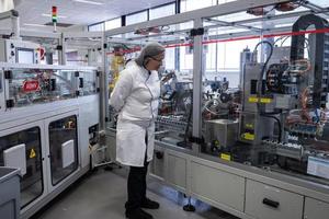 探秘巴黎網(wǎng)紅化妝品生產(chǎn)車間 深受中國(guó)女性青睞的制造奧秘